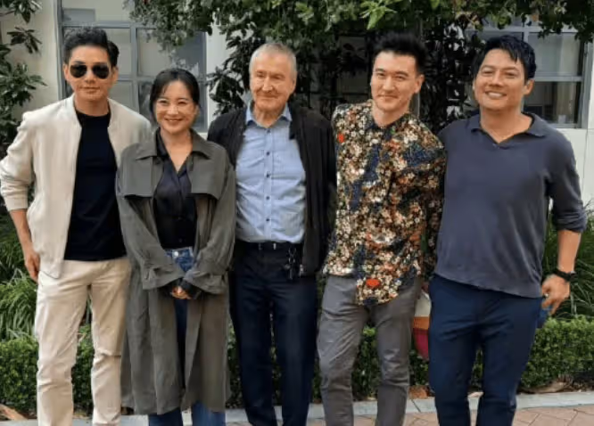 與周迅離婚後,他轉身找新歡,如今跟東南亞富婆戀愛,感覺面相都變了