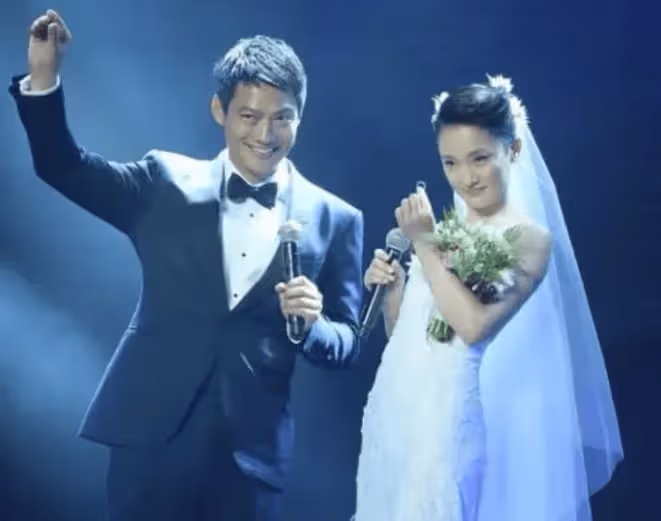 與周迅離婚後,他轉身找新歡,如今跟東南亞富婆戀愛,感覺面相都變了