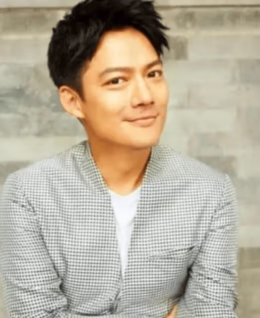與周迅離婚後,他轉身找新歡,如今跟東南亞富婆戀愛,感覺面相都變了