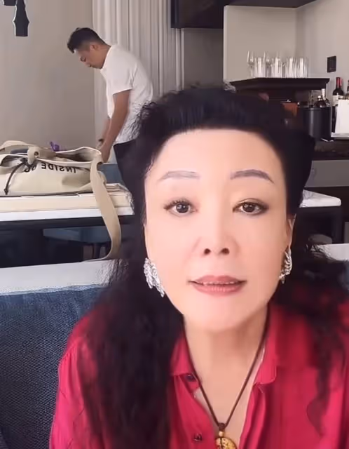 張蘭兩天前直播時緊急下播,汪小菲畫外音透露大S正在搶救