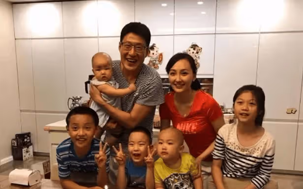 她不懼家暴流言,嫁給大13歲的二婚男,六年生三孩,如今過的怎麼樣了?