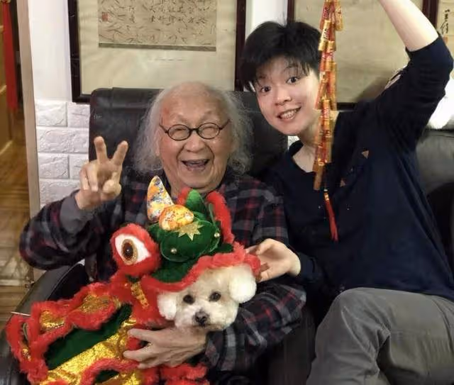 突傳死訊!香港知名老戲骨在睡夢中離世,去年100歲生日四代同堂