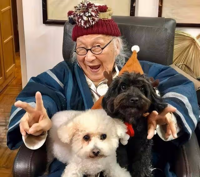 突傳死訊!香港知名老戲骨在睡夢中離世,去年100歲生日四代同堂