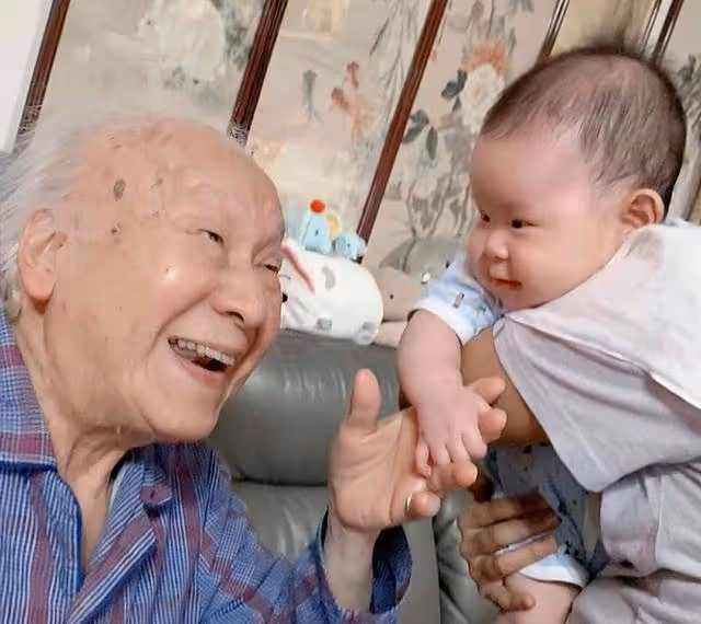 突傳死訊!香港知名老戲骨在睡夢中離世,去年100歲生日四代同堂