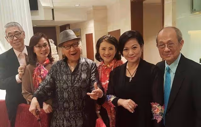 突傳死訊!香港知名老戲骨在睡夢中離世,去年100歲生日四代同堂