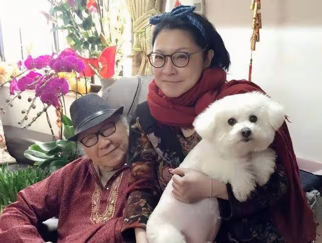 突傳死訊!香港知名老戲骨在睡夢中離世,去年100歲生日四代同堂