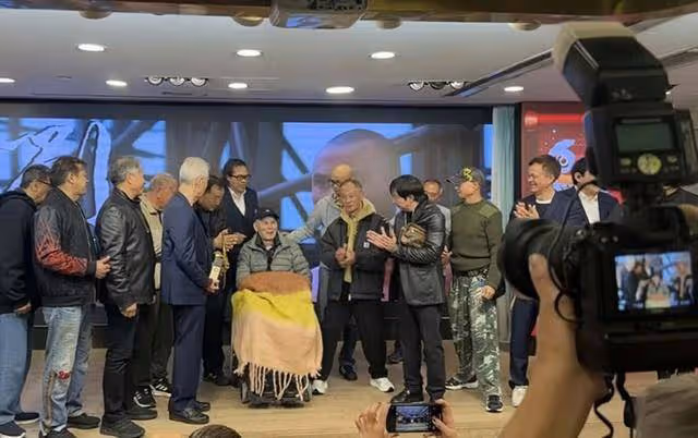 香港知名男星中風半身不遂,常年獨居養老院,罕見現身聲音虛弱