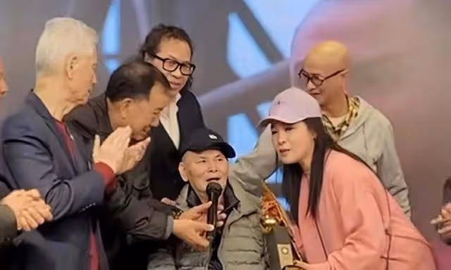 香港知名男星中風半身不遂,常年獨居養老院,罕見現身聲音虛弱