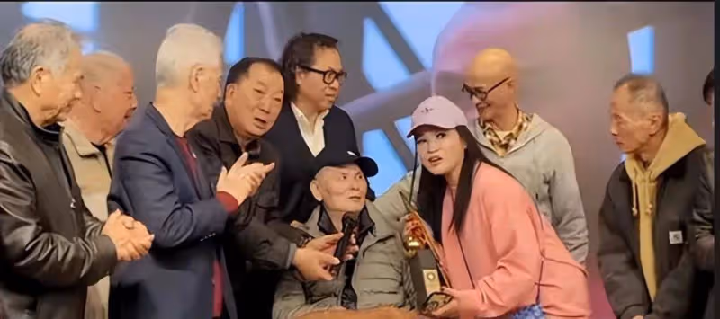 功夫巨星劉家輝罕見露面!中風後被妻爭產,幸得樊亦敏仗義相助,晚景令人唏噓