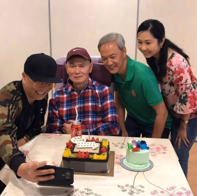 功夫巨星劉家輝罕見露面!中風後被妻爭產,幸得樊亦敏仗義相助,晚景令人唏噓