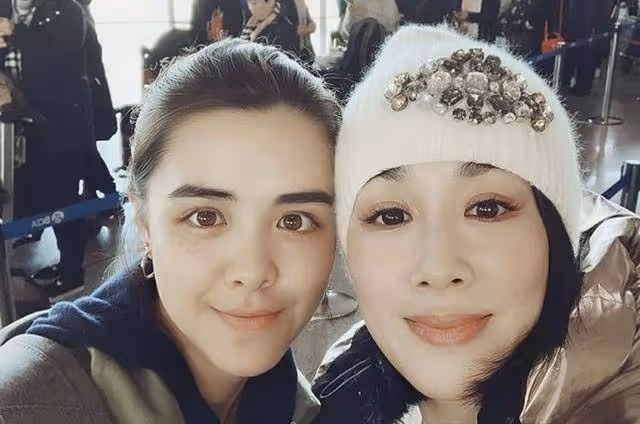 香港知名星二代曬泳裝照，豐滿身材引發熱議，網友：不及媽媽漂亮