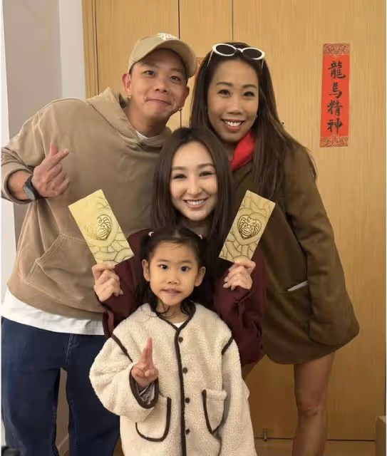鐵馬家族新年聚會!鄭嘉穎繼續無影,當紅花旦現身讓人感驚喜