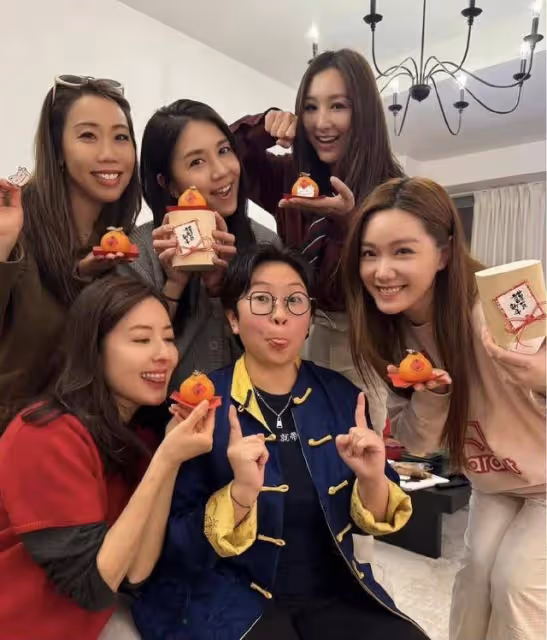 鐵馬家族新年聚會!鄭嘉穎繼續無影,當紅花旦現身讓人感驚喜