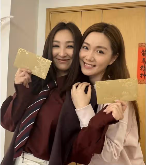 鐵馬家族新年聚會!鄭嘉穎繼續無影,當紅花旦現身讓人感驚喜