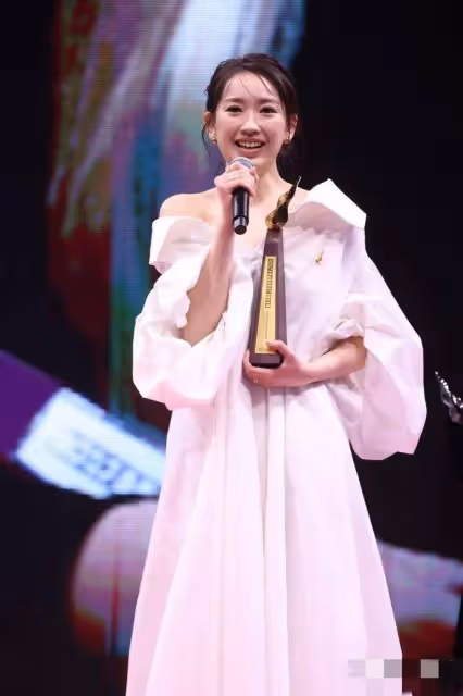 恭喜!TVB「最美星二代」奪新人大獎,才貌雙全,曾為救老樹紮鐵