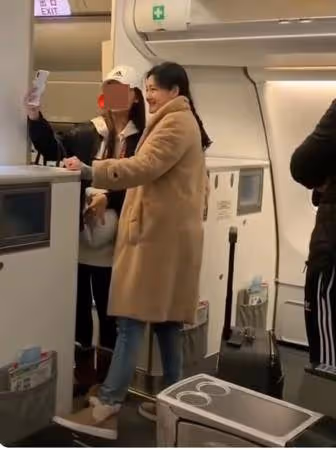 大S搭機合照粉絲「最後身影」瘋傳！他站旁邊入鏡了 真相曝光