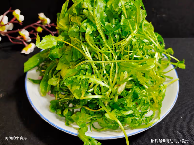 春天必吃的神仙菜,竟還是春季第一鮮!三種食材炒一盤,一盤鮮到底、特清爽,每一口都是滿足