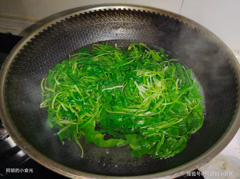 春天必吃的神仙菜,竟還是春季第一鮮!三種食材炒一盤,一盤鮮到底、特清爽,每一口都是滿足