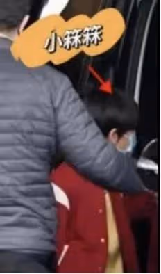 大S骨灰落地兒女首露面,玥兒哭腫眼箖箖衣服引爭議,小S開撕汪小菲