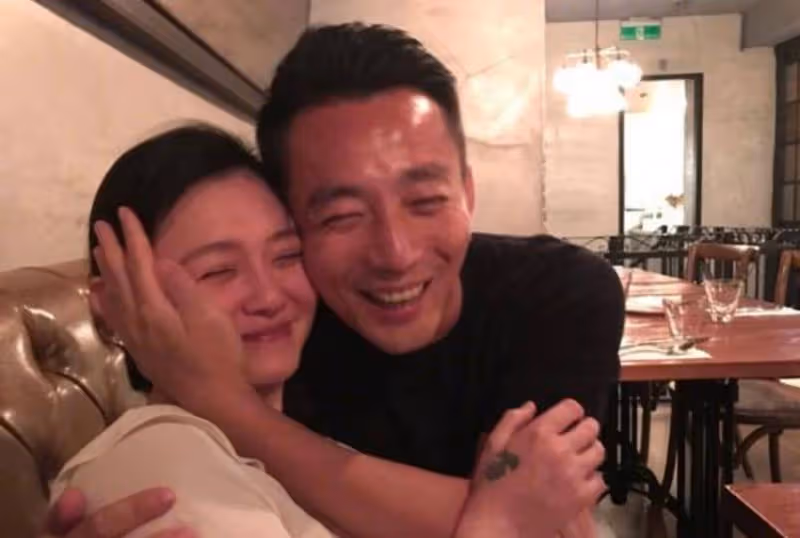 汪小菲包機送大S回家是烏龍?兒子紅衣現身,玥兒低頭難掩悲傷