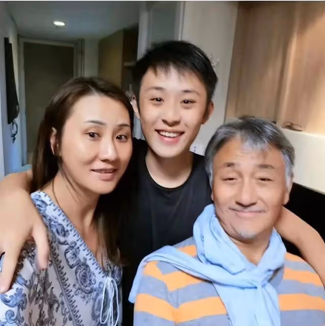 TVB「花無缺」街頭照曝光,住5000尺豪宅,與妻子經營餐廳獲好評