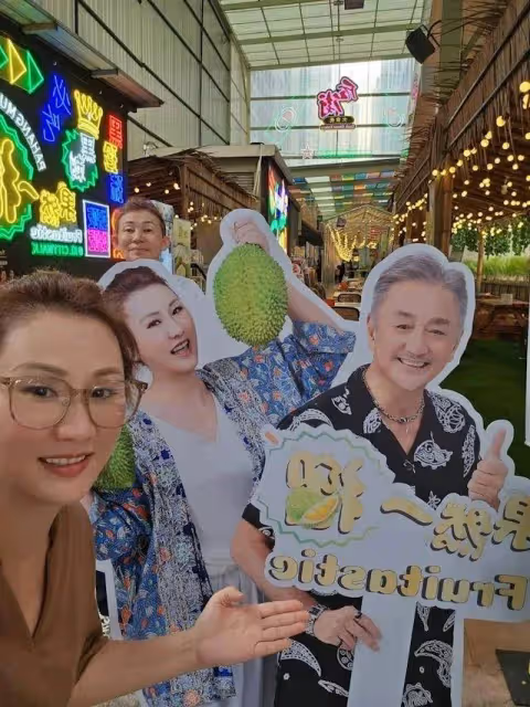 TVB「花無缺」街頭照曝光,住5000尺豪宅,與妻子經營餐廳獲好評