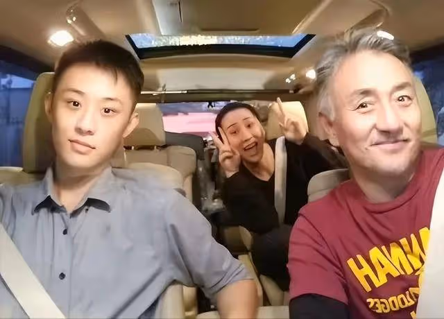 TVB「花無缺」街頭照曝光,住5000尺豪宅,與妻子經營餐廳獲好評