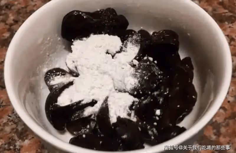 泡木耳切記不要只用清水,多加2樣,5分鐘就泡發,木耳又大又乾淨