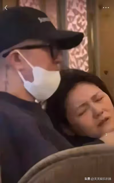 大S骨灰已包機運回，具俊曄現身，小玥兒和小菻菻接媽媽回家