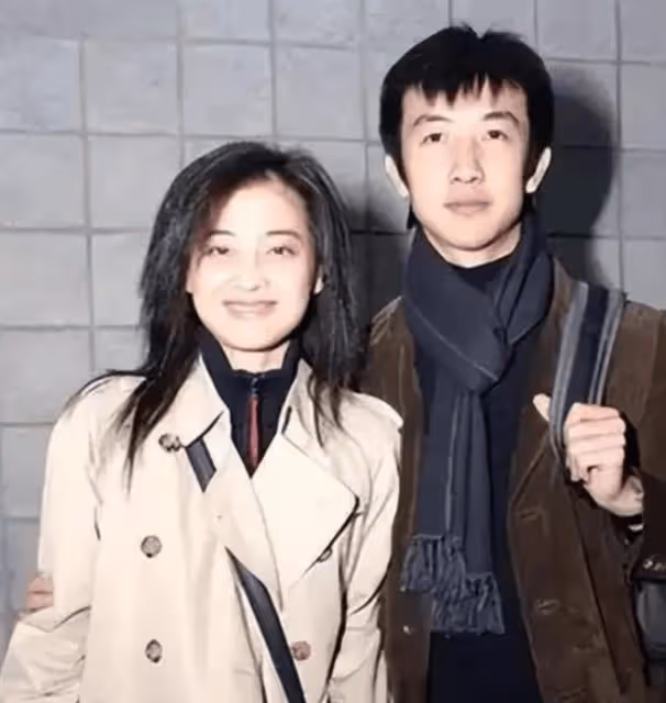 梅婷為他傾家蕩產,李小冉為他墮胎2次,最後他娶了小15歲嬌妻
