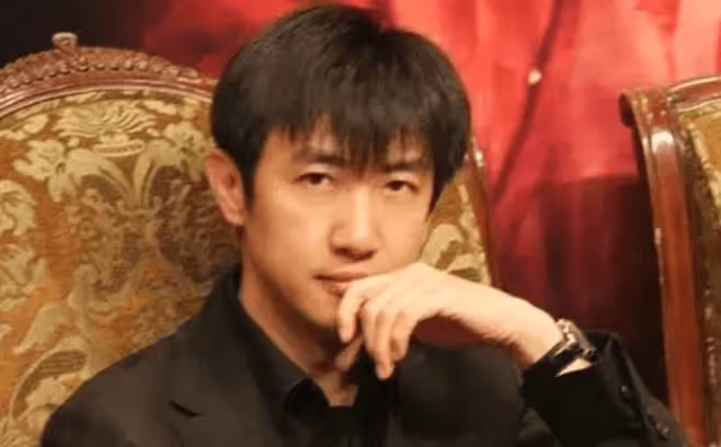 梅婷為他傾家蕩產,李小冉為他墮胎2次,最後他娶了小15歲嬌妻