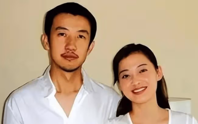 梅婷為他傾家蕩產,李小冉為他墮胎2次,最後他娶了小15歲嬌妻