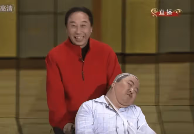 他和馮鞏合作春晚爆紅,後卻成百萬詐騙犯,被判入獄如今仍在服刑