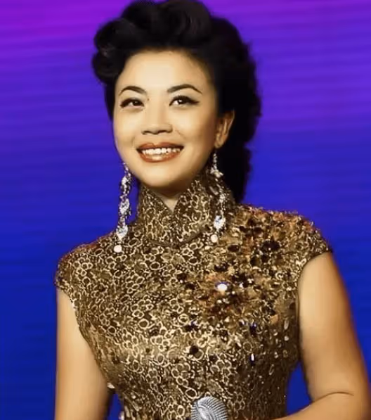 「民歌天后」張也:叫李谷一媽媽,登了25次春晚,為何57歲還孤身一人?