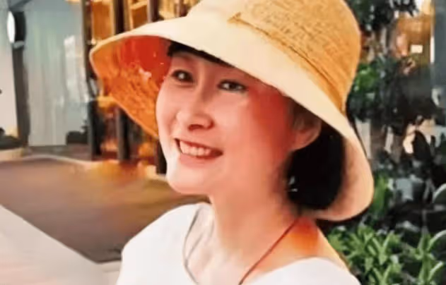 馮小剛2個女兒現狀:18歲養女徐朵染頭髮好洋氣,34歲親女兒馮思羽如今怎樣了?