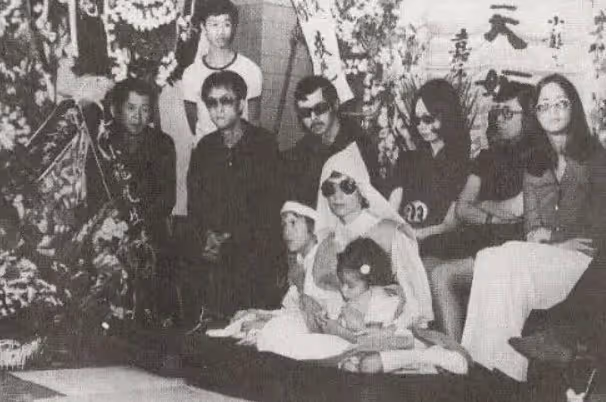 李小龍去世後,美裔妻子被騙,兒子被殺,女兒李香凝後來怎麼樣了?