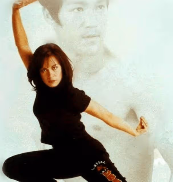 李小龍去世後,美裔妻子被騙,兒子被殺,女兒李香凝後來怎麼樣了?