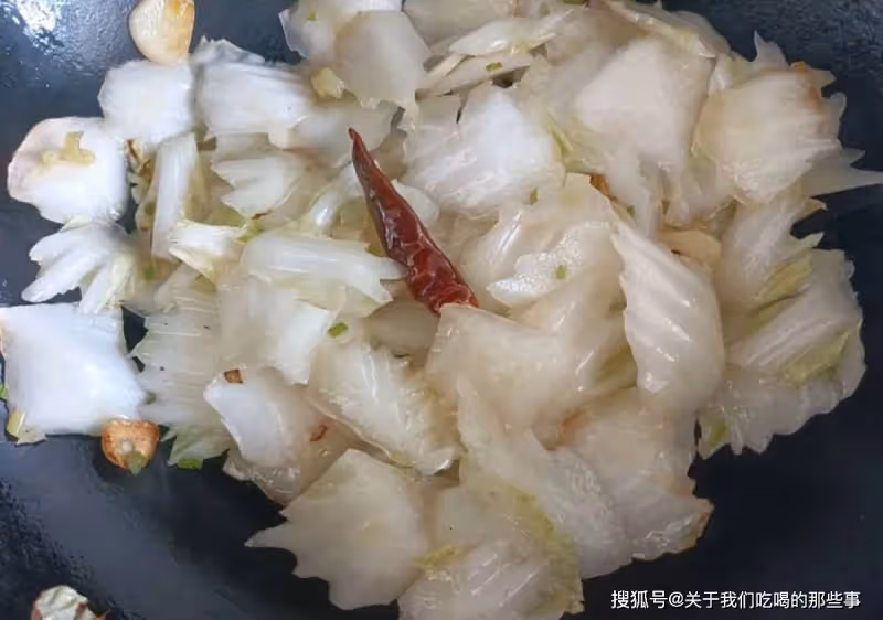 做醋溜白菜，先炒白菜還是先放醋？教你正確做法，酸香開胃下飯香