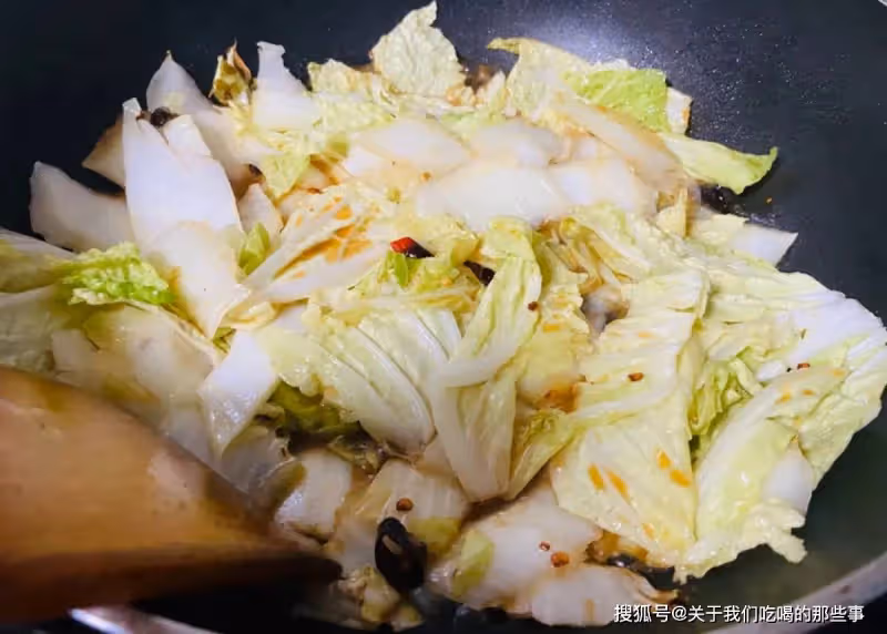 做醋溜白菜,先炒白菜還是先放醋?教你正確做法,酸香開胃下飯香