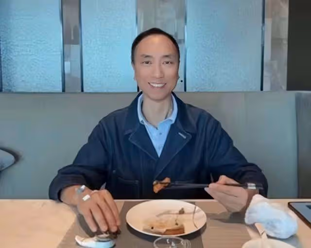 香港知名富商曬患肺炎病照，雙頰凹陷一周瘦10多斤，遭質疑蹭熱度