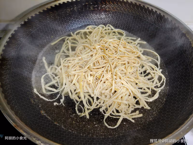 也是時候吃這素菜了,好做好吃無負擔!拌一拌上桌,清脆爽口、刮油解膩,過年後吃太適合