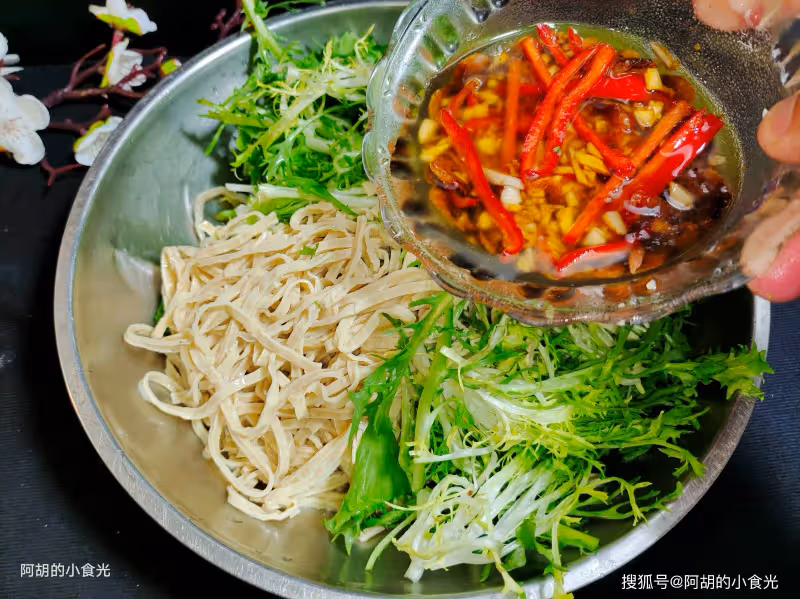 也是時候吃這素菜了,好做好吃無負擔!拌一拌上桌,清脆爽口、刮油解膩,過年後吃太適合