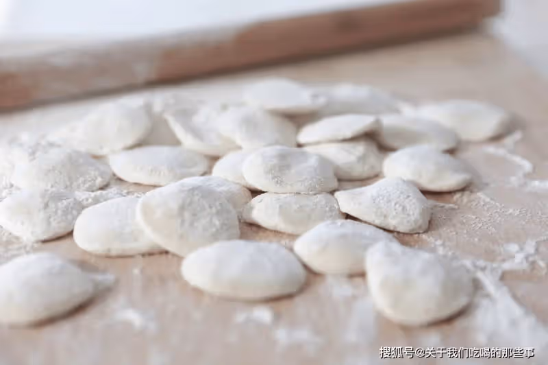 和面時，加熱水還是加冷水？原來水溫不同，做出的麵食大不一樣