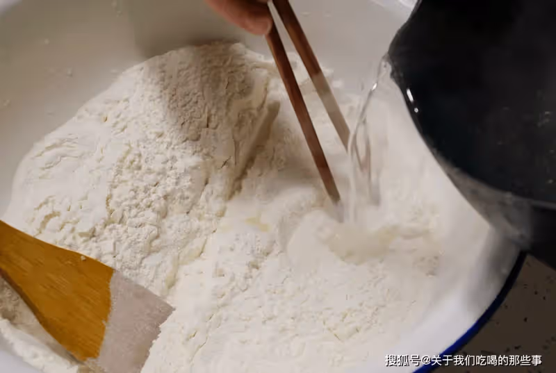 和面時,加熱水還是加冷水?原來水溫不同,做出的麵食大不一樣