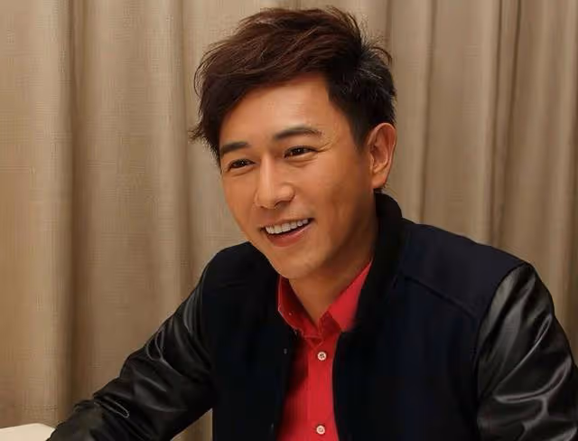 香港知名男星顏值回春,克服容貌焦慮曬照,卸掉指甲油粉絲感欣慰