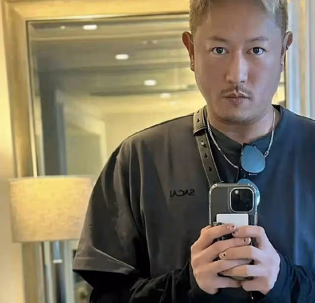 香港知名男星顏值回春,克服容貌焦慮曬照,卸掉指甲油粉絲感欣慰