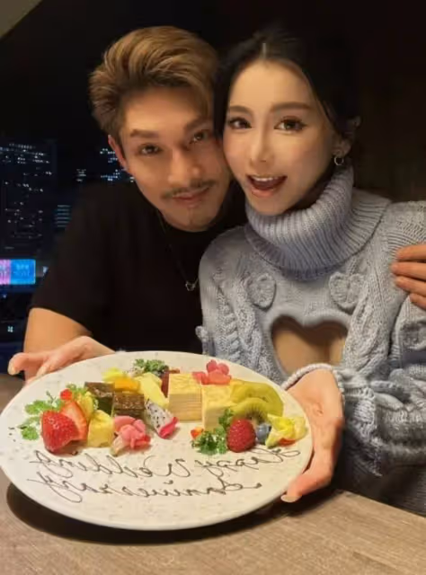驚險！富二代港星關楚耀國外自駕游出意外，網紅嬌妻拚死爬出車外求救