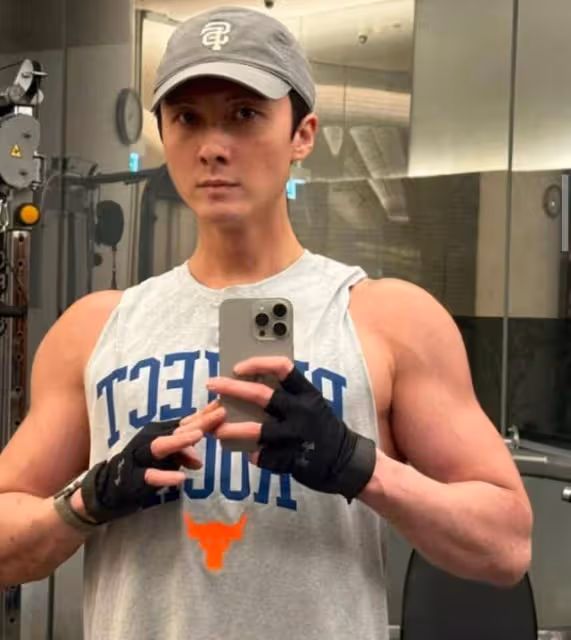 雙頰凹陷!41歲視帝曬近照被指是蛇精臉,近年沉迷健身越練越大隻