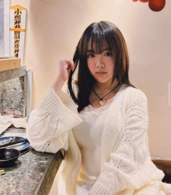 爭議!TVB金牌司儀16歲女兒曬豐滿上圍,遭批暴露:父母不介意嗎