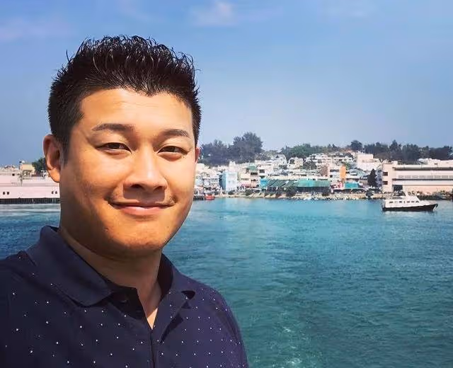 又走一個!TVB知名配角演員宣布離巢,因直播妻子生娃引全城熱議